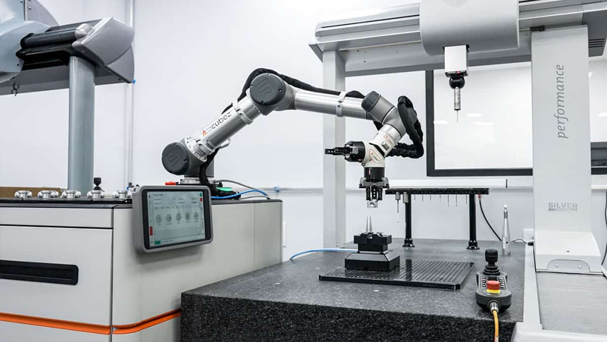 UR Roboter mit acubez™ Plattform: automatisierte Maschinenbeschickung einer CMM Werkzeugmaschine (Koordinatenmessmaschine) mit Parallelgreifer (2 und 3 Finger Greifer)