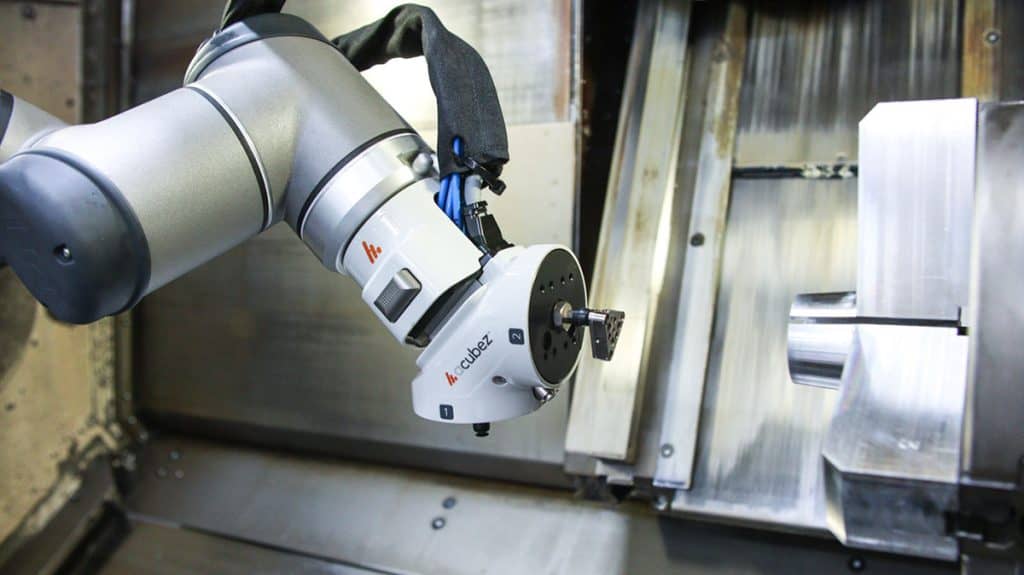Automatisierte Fertigung mit Cobot Roboter: Vakuumgreifer (EOAT) von Acubez™ bestückt automatische Drehmaschine