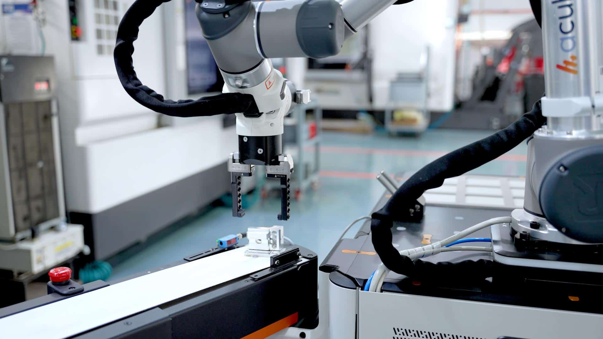 acubez™ 2 Finger Greifer platziert das fertige Werkstück auf dem CNC Förderband - Roboter Automatisierung