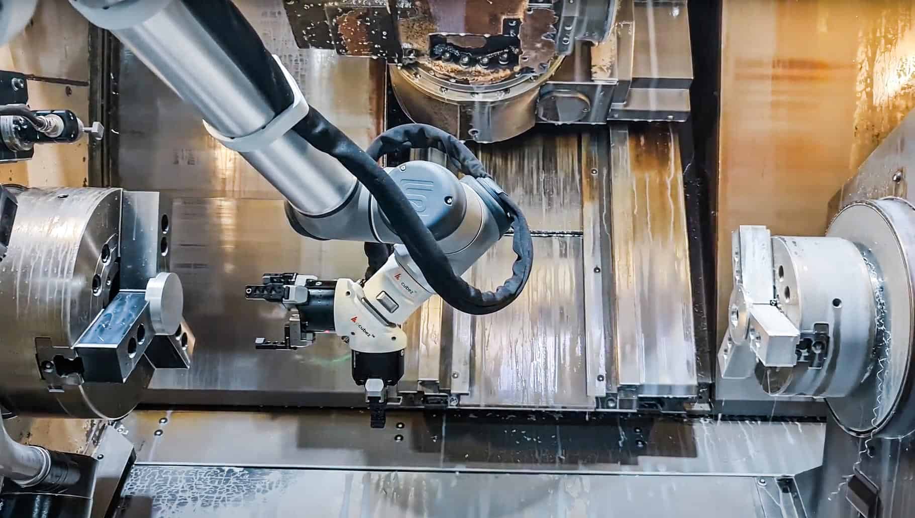 Der acubez™ Bestückungsroboter kann mit dem Parallelgreifer (3-Finger / 2-Finger) im selben Arbeitsgang ein Werkstück entnehmen und einen neuen Rohling einlegen. Die Produktivität der automatischn Drehmaschine steigt erheblich.