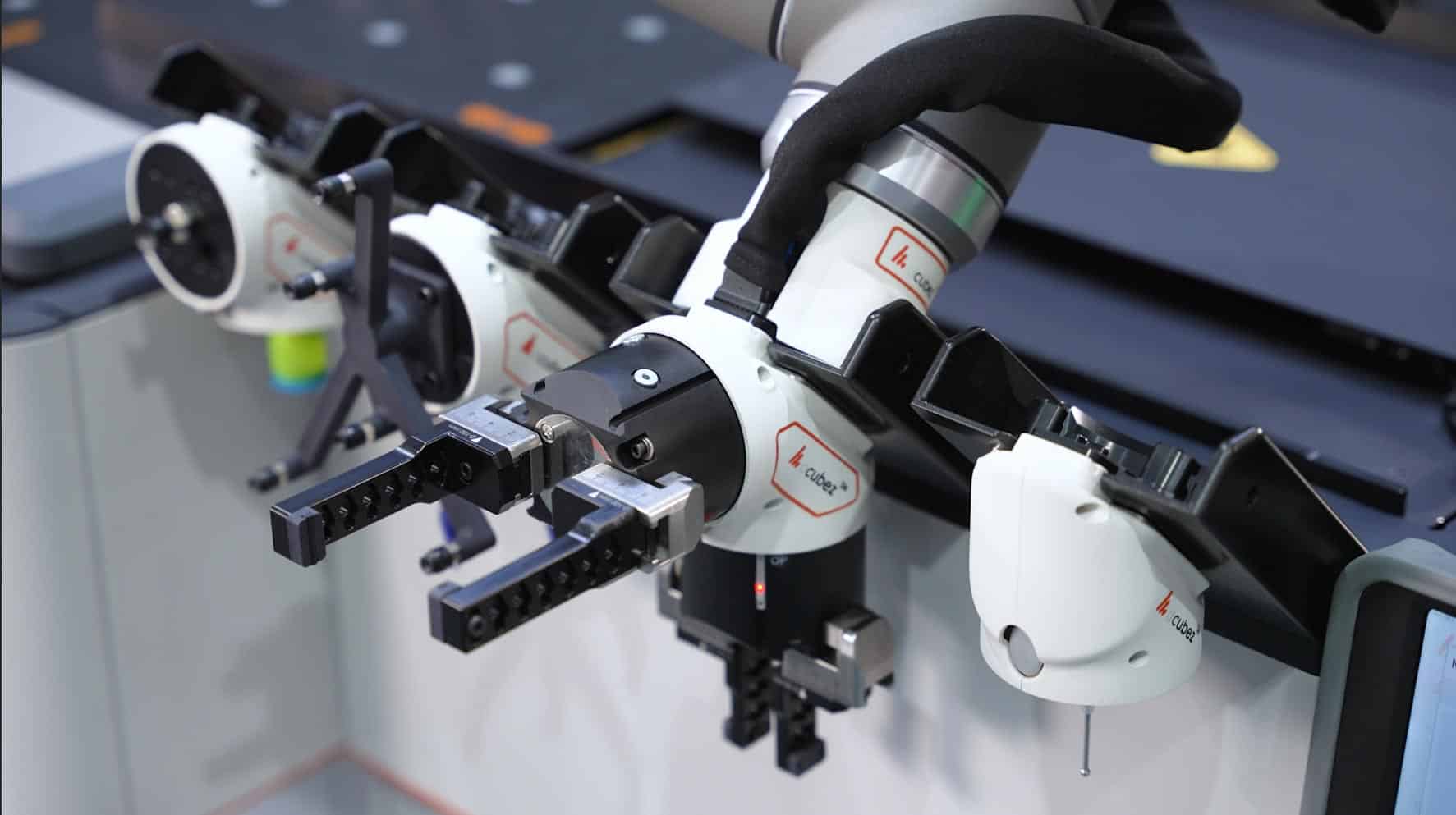 Automated tool changer, acubez™ GripperCube, holding up to 4 end of arm tooling (probe, vaccum gripper, 2-finger gripper, 3 finger gripper – compatible with UR cobot arm)