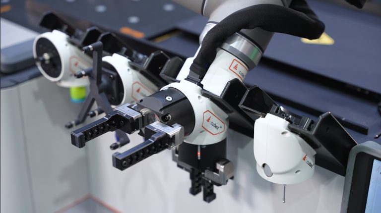 Der automatisierte Werkzeugwechsler CNC acubez™ GripperCube kann bis zu 4 End-of-Arm- Werkzeuge aufnehmen (kompatibel mit dem UR-Cobot-Arm).