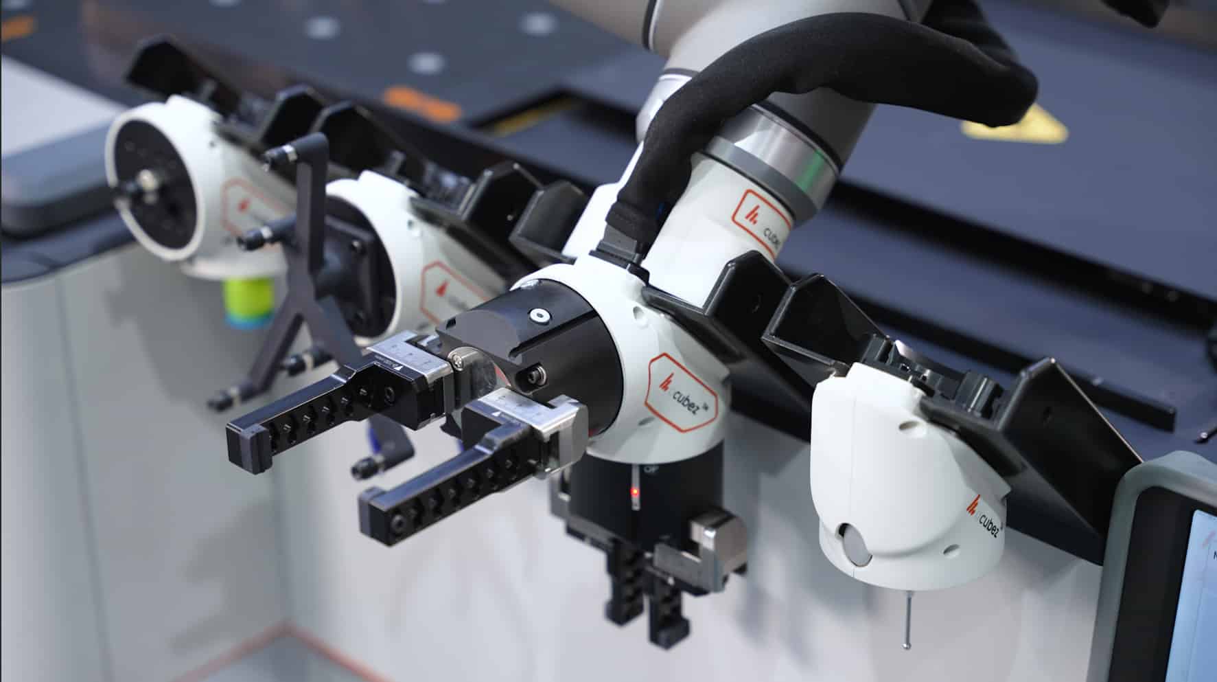 Der automatisierte Werkzeugwechsler CNC acubez™ GripperCube kann bis zu 4 elektrische Greifer aufnehmen (kompatibel mit dem UR Roboter).