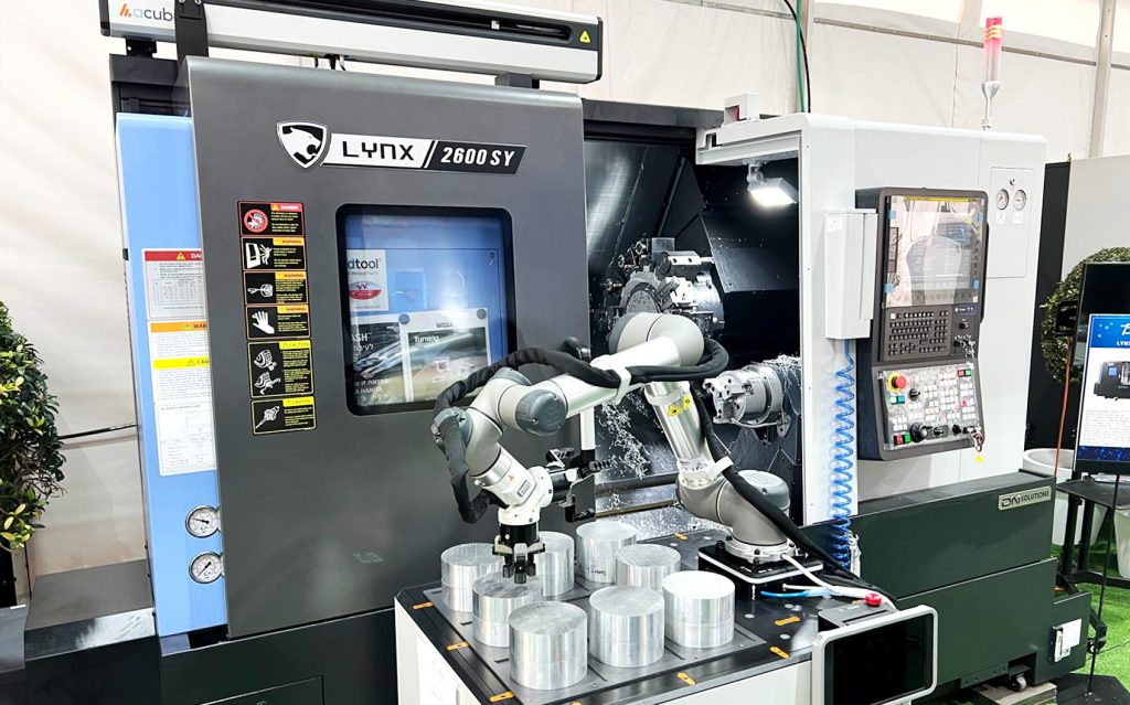 Automatisierte Kleinserienfertigung für Werkzeugmaschinen von Doosan (Lynx 2600 SY) mit der acubez™ 800 Plattform - CNC Automation